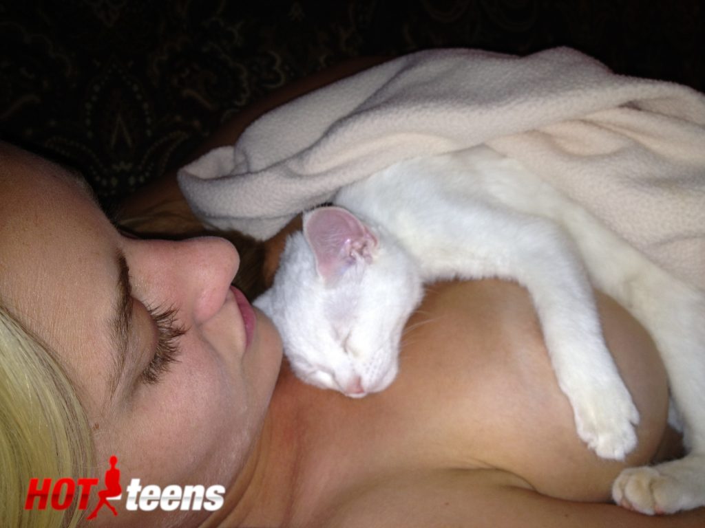 Amanda-Joy-Michalka-nudes--cat-on-her-tits