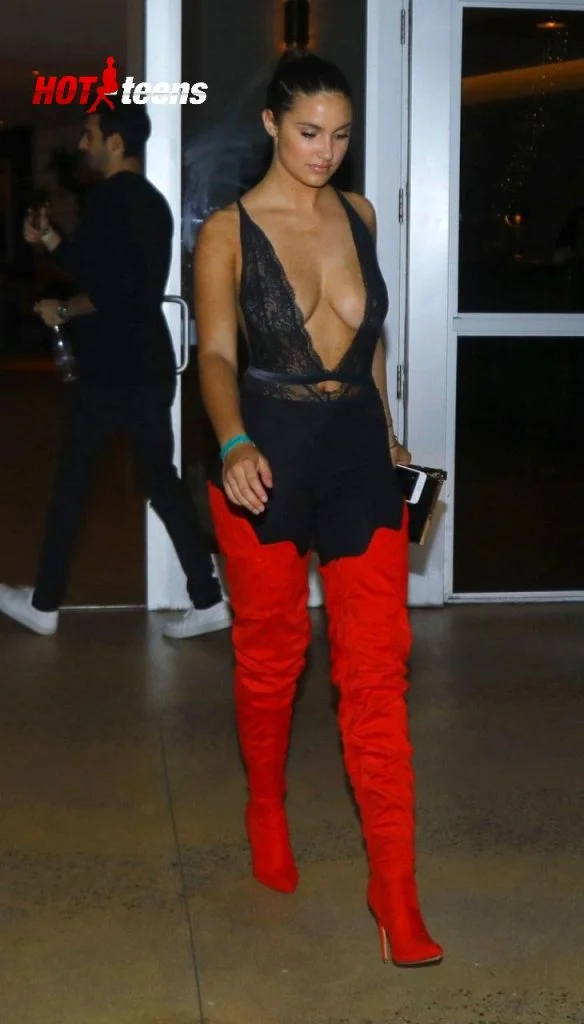 Sexy Celeb Cleavage Tao