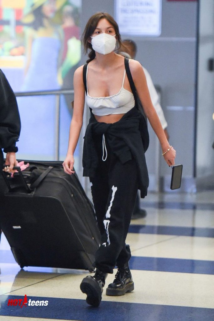 Olivia_Rodrigo_Cleavage_at_the_airport