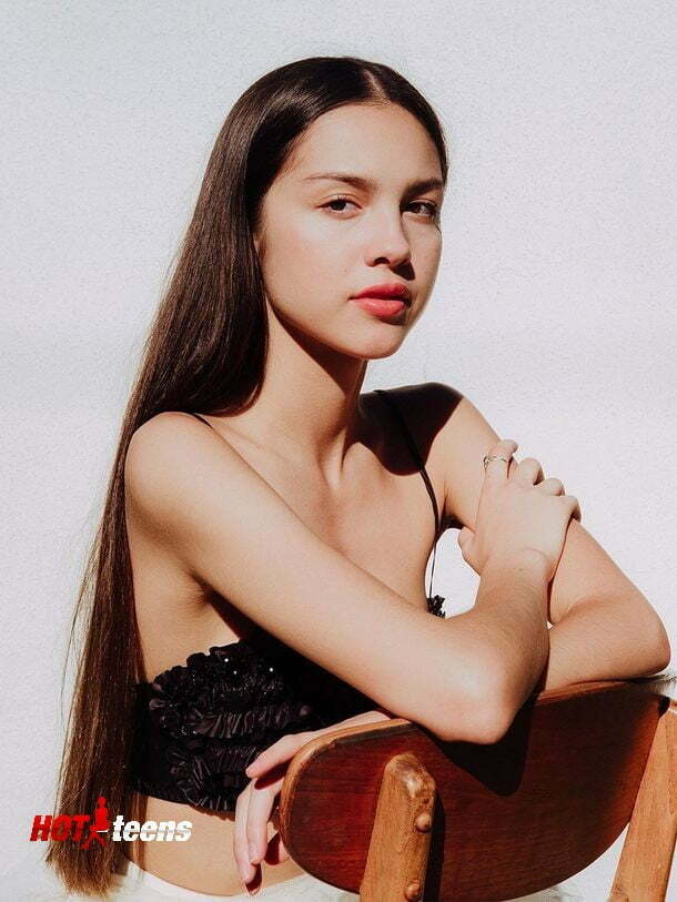 Sexy_18_Years_Old_Celebrity_for-v-magazine