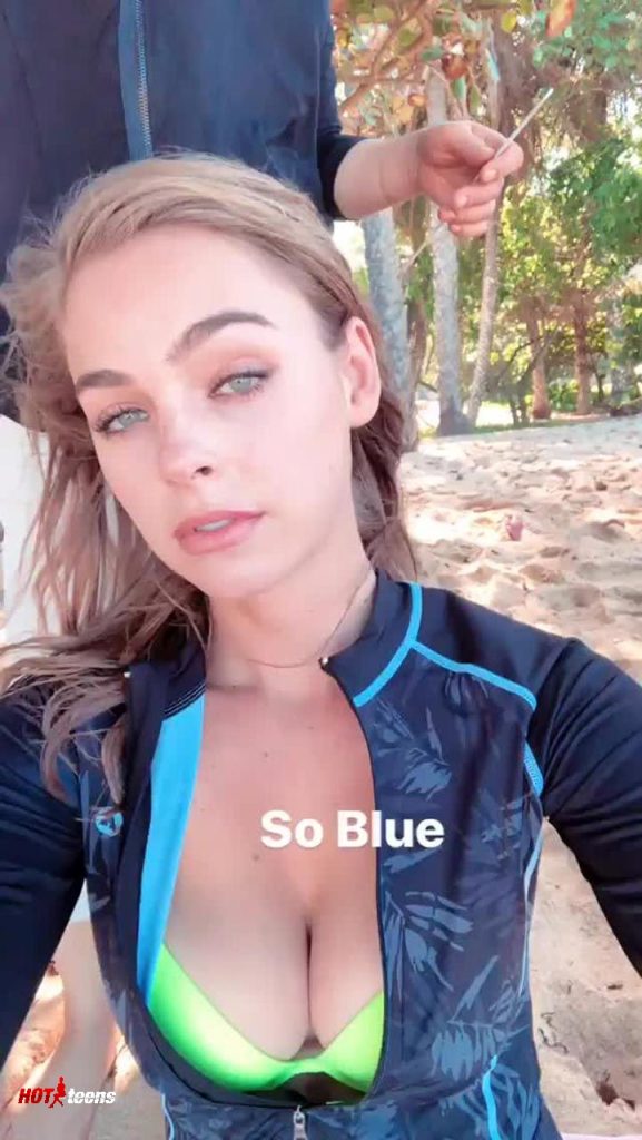 Big Breasts Cleavage of Elizabeth Turner Leaked