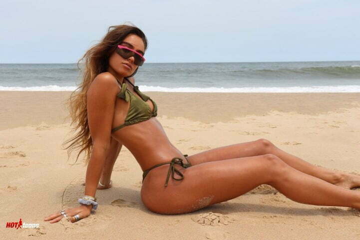 Hot model Sommer Ray bikini pic at the beach