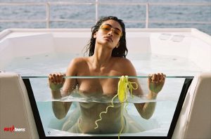 Big nude boobs of Kelly Gale in transparent bathtub