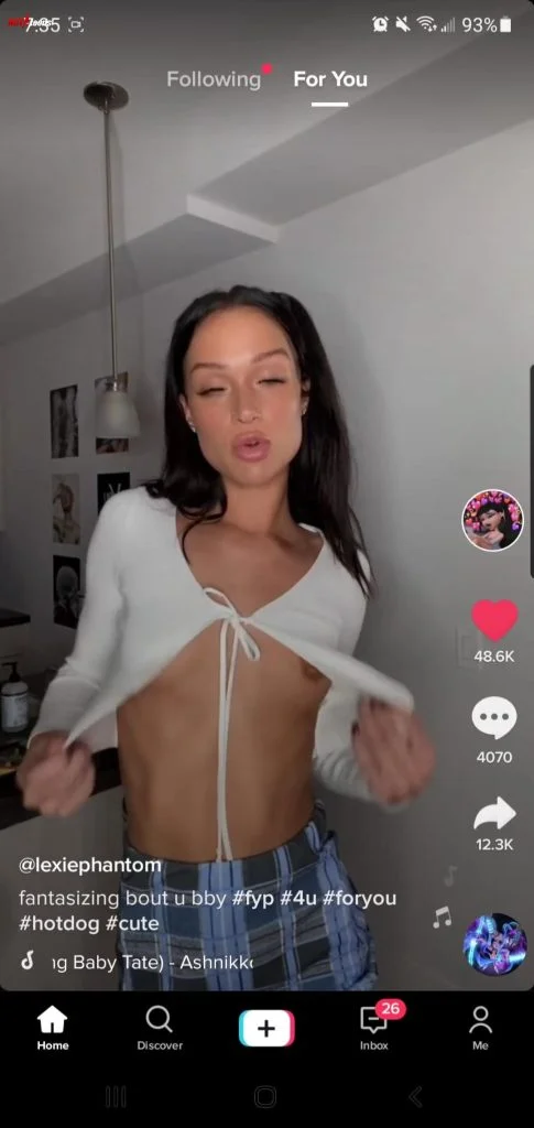 Lexiephantom petite nip slip on TikTok goes viral