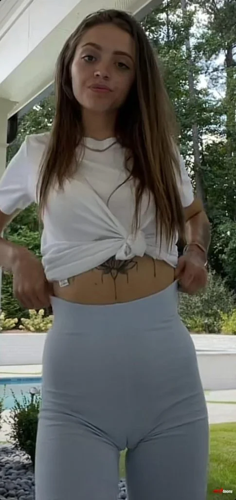 Brunette babe accident shows her pussy lips