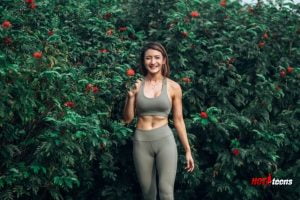 Sexy sport babe accident shows camel toe in her yoga pants