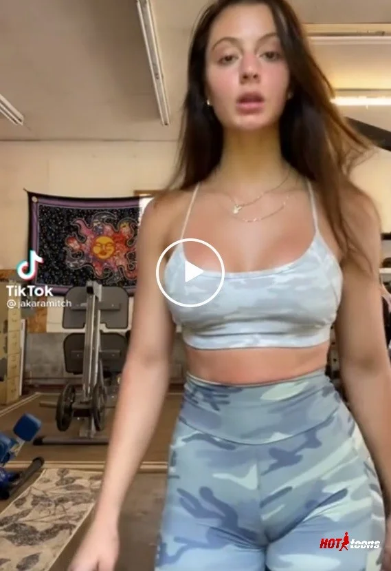 Tiktok sexy babe in yoga pants