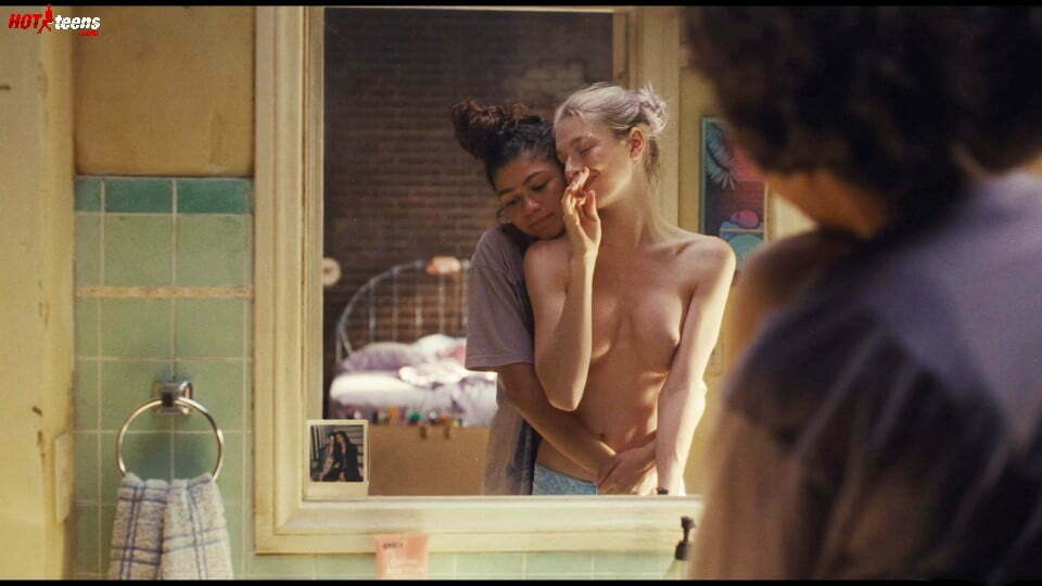 Zendaya cuddle Hunter Schafer naked in Euphoria