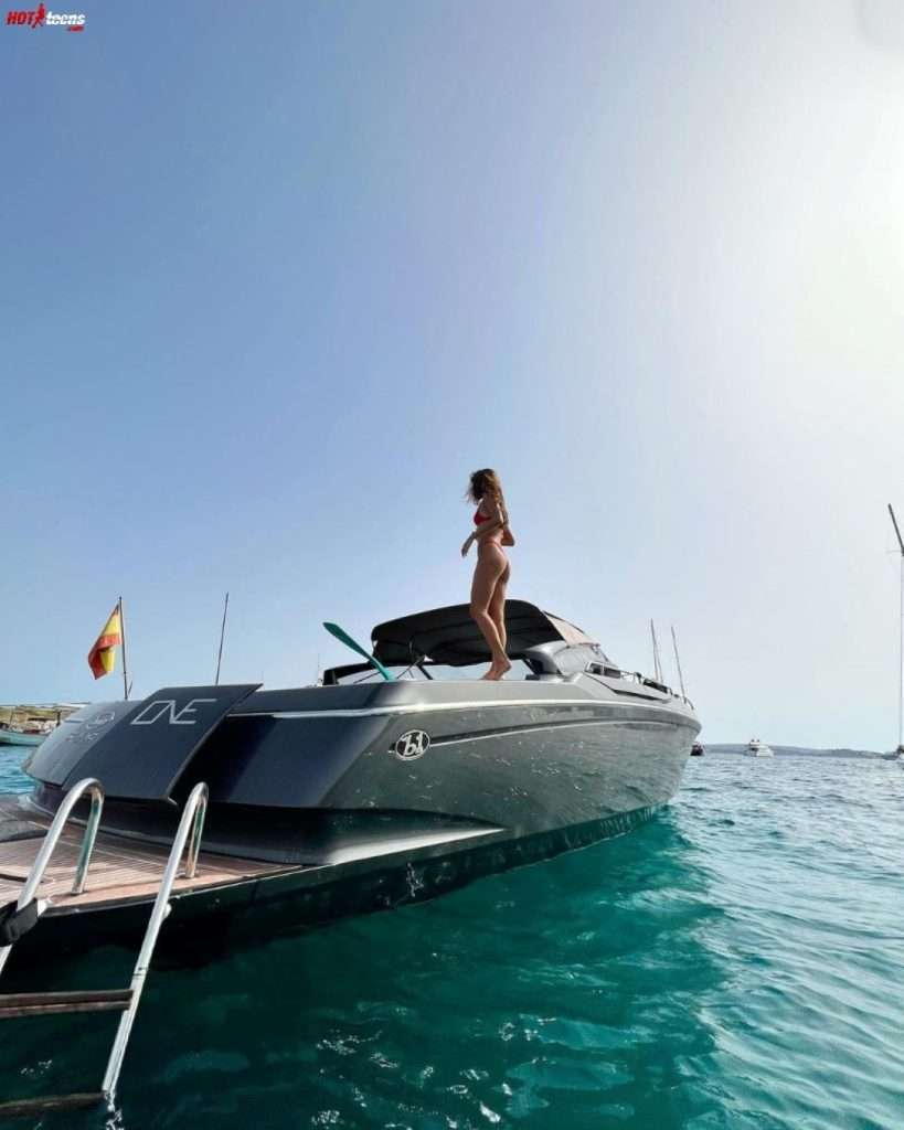 Lily Chee nude ass pic on a boat